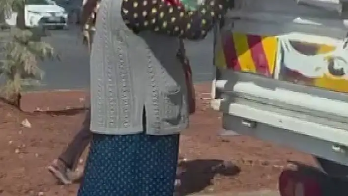 Anne ve çocukları biber çaldı