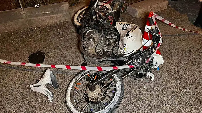 Motosiklet sürücüsü minibüse çarptı: 1 ölü