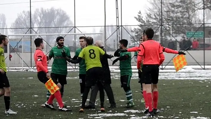 Kırmızı kart gören futbolcu hakeme tokat attı
