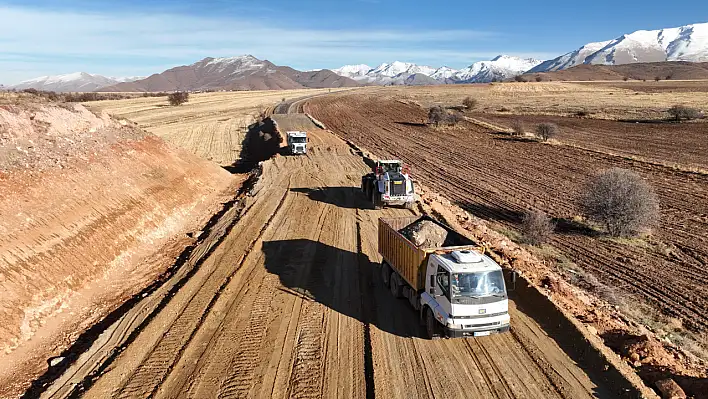 Kırsal mahallelerde yol çalışması
