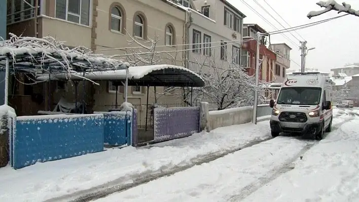 3 kişi karbonmonoksit gazından zehirlendi
