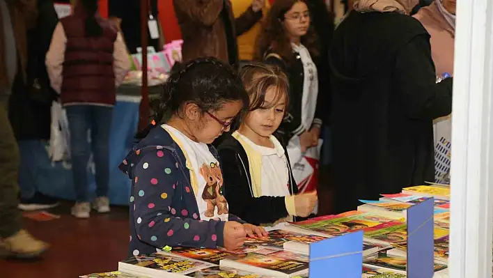 Kitap fuarına çocuklardan yoğun ilgi