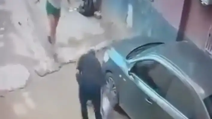 Kız kardeşi ile yakaladığı şahsı sokak ortasında bıçaklayarak öldürdü!