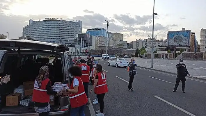 Kızılay'dan uygulamadaki polislere yemek ikramı