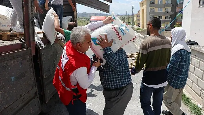 Kızılay Talas Şubesi'nden Doğu Türkistanlılara 4 tır yardım