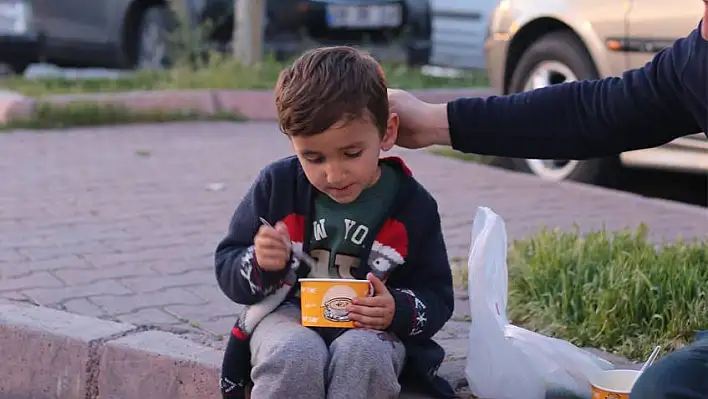 Kızılaydan Hasta Yakınları Ve Öğrencilere İftar