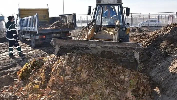 Kocasinan Belediyesi'nde, kuru yaprakları organik gübreye dönüşüyor