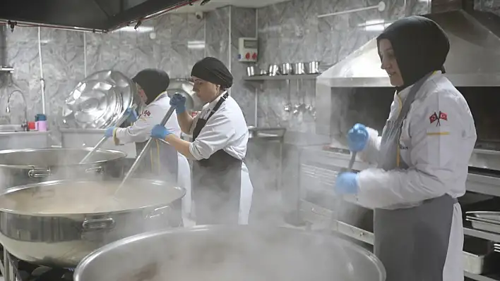 Kocasinan'da her gün 228 sofraya sıcak yemek gidiyor