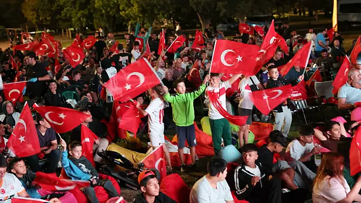 Kocasinan'da milli coşku dev ekranda yaşandı