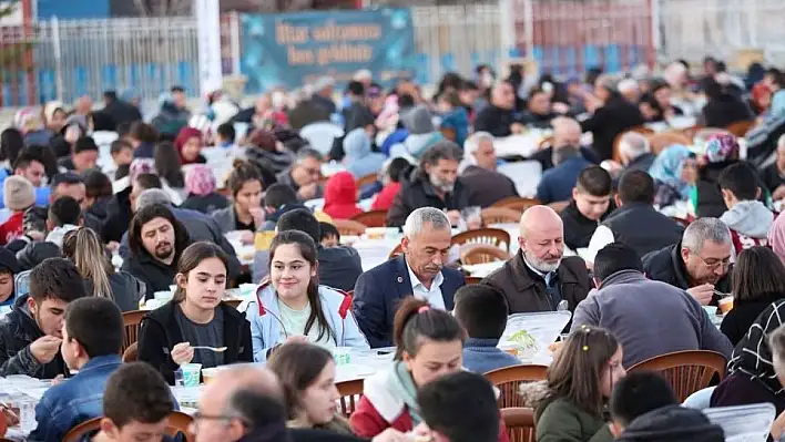 Yenimahalle'de iftar sofrası kuruldu! Belediye kaç kişinin katıldığını açıkladı...