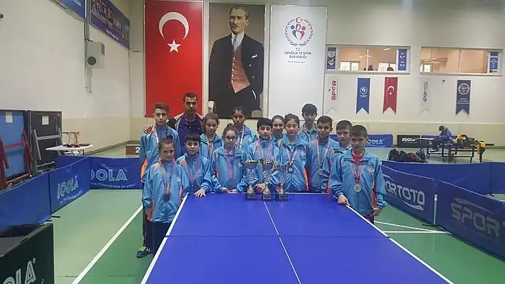 Kocasinan masa tenisi takımları başarıya doymuyor
