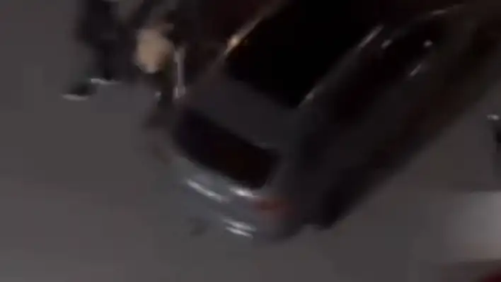 Komşu kavgası: Yumruk ve tekmeler havada uçuştu