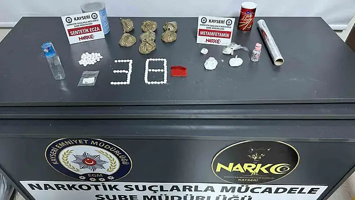 Konserve kutusundan yarım kilo uyuşturucu çıktı