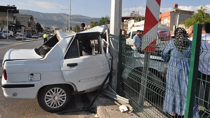 Kontrolden çıkan otomobil aydınlatma direğine çarptı: 3 yaralı