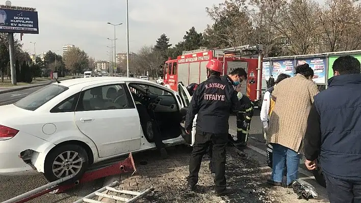 Kontrolden çıkan otomobil bariyerlere çarptı: 2 yaralı
