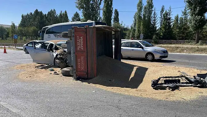 Buğday yüklü traktör kazaya neden oldu: 3 yaralı