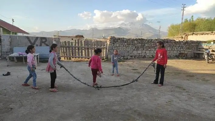 Çocuklar sazlıkta yılan yakalıyor