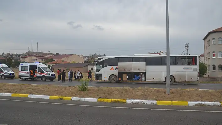 Korkutan kaza! Yolcu otobüsü aydınlatma direğine çarptı