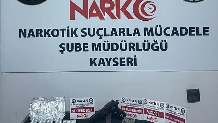 Araçta uyuşturucu ve tarihi sikke çıktı