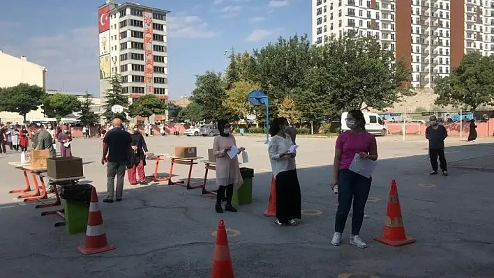 KPSS sınavı korona virüs tedbirleri ile başladı