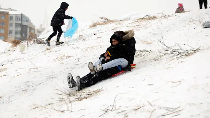 Küçük Erciyes'te kızakla kar keyfi