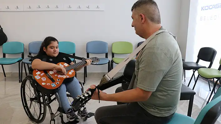 Minik Zeynep gitarıyla ışıldıyor