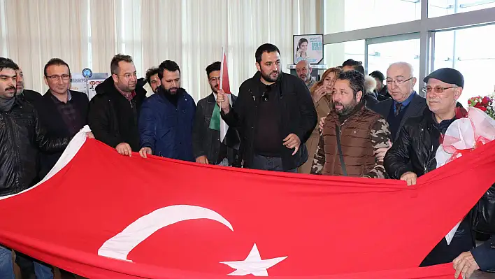 Kudüs'te gözaltına alınan işadamlarına Kayseri'de Türk bayraklı karşılama