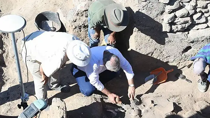  Kültepe'de 'hazine' bulundu, Başkan kazı çalışması yaptı