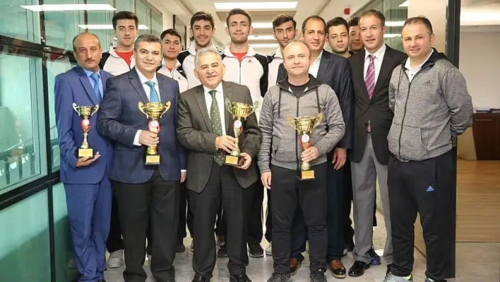 Kupaya avcısı sporcular Başkan Büyükkılıç'ı ziyaret etti