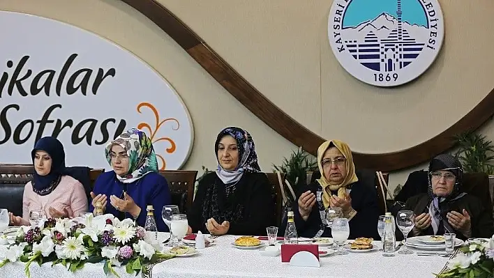 Kur'an Kursu öğrencilerine İkbal Çelik'ten iftar