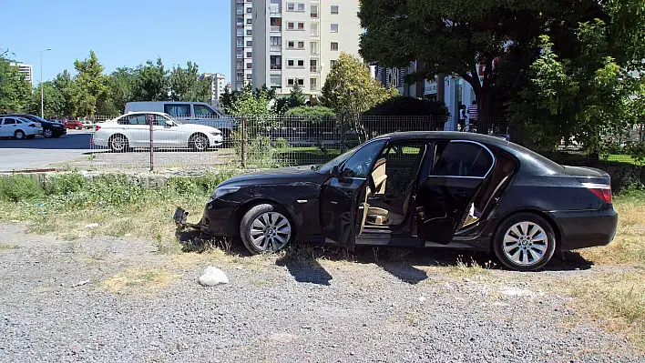 Kurşunladığı otomobilin altında kaldı