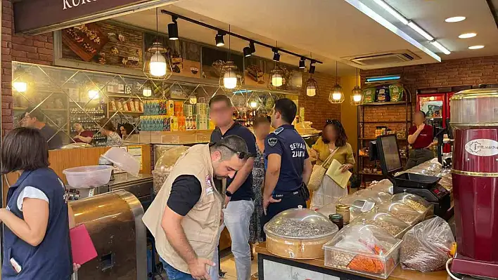 Kuru yemişçide kilolarca böceklenmiş ürün imha edildi