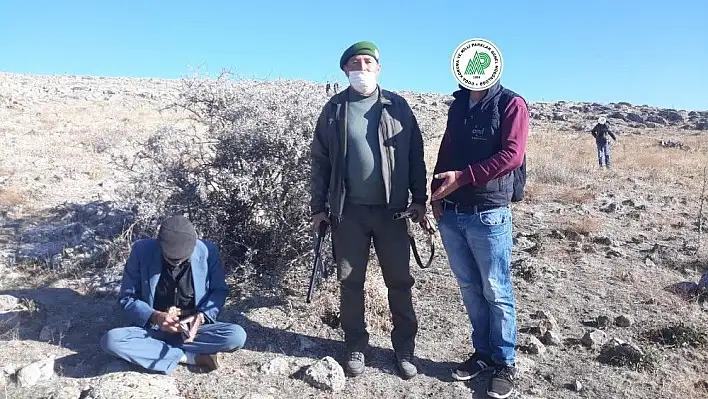 Kuş avlamak için kaçak avcı kulübesi yapan şahıslara ceza