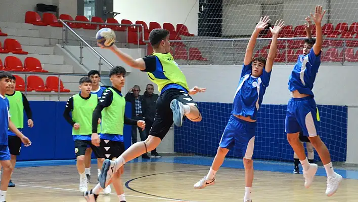 Liseli gençler hentbol sahasında ter döküyor