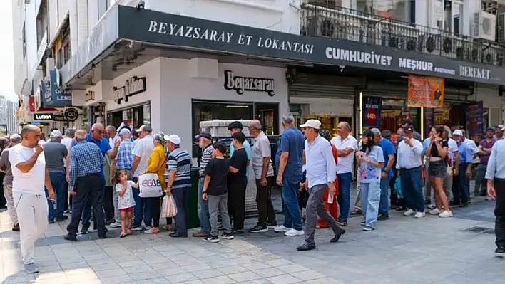 Lokantacılar Odası Başkanı Aydemir dağıttı vatandaşlar kuyruk oluşturdu