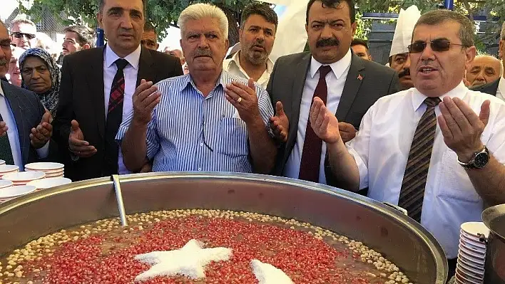 Lokantacılar ve Pastacılar Odası 10 bin kişilik aşure dağıttı
