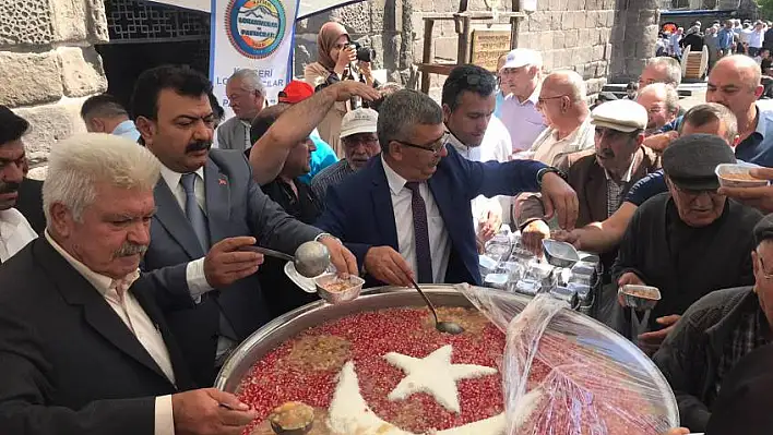 Lokantacılar ve Pastacılar Odası 10 bin kişilik aşure dağıttı