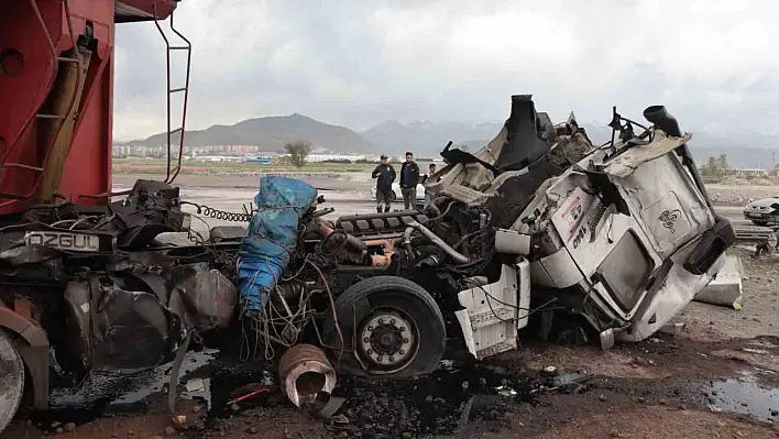 Lokomotif TIR'a çarptı!