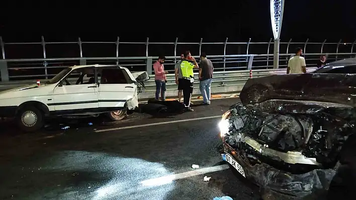 Lüks otomobil çarptığı otomobil kağıt gibi ezildi: 1 ölü, 1 yaralı