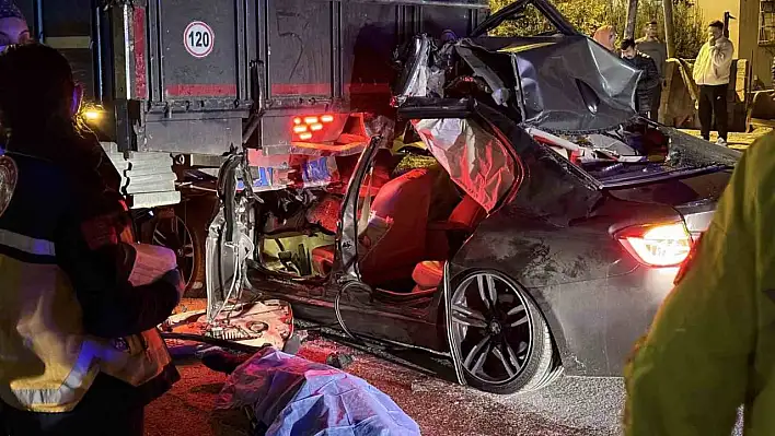 Otomobil kamyona arkadan çarptı! 1 ölü 2 yaralı