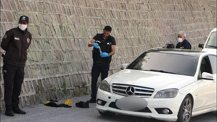 Lüks otomobilin önünü kesti, tabanca ile bacağından vurdu