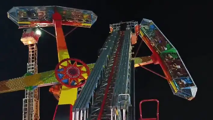 Lunaparkta panik anları! Havada asılı kaldılar