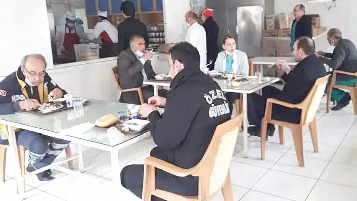 Mahalle muhtarından sağlık personellerine moral yemeği