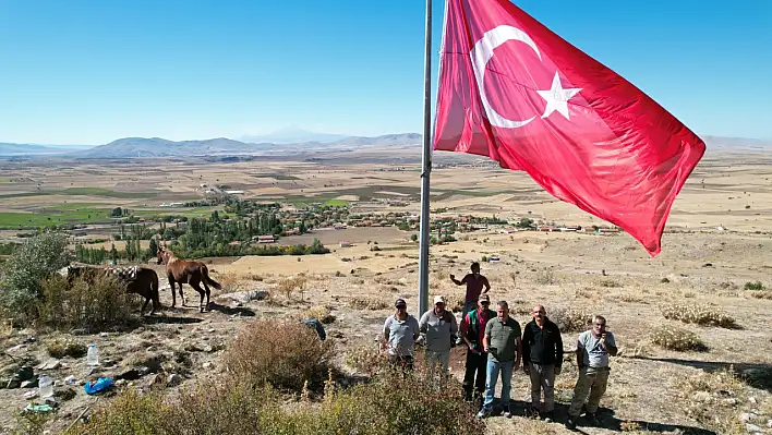 Mahallenin zirvesine dev Türk Bayrağını astılar