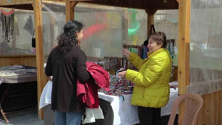 Bu pazarda takı, çanta, turşu, mantı, börek her şey var