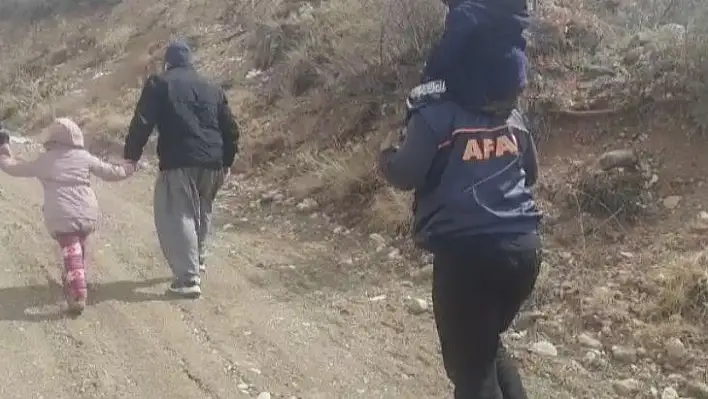 Baba ve çocukları kurtardılar