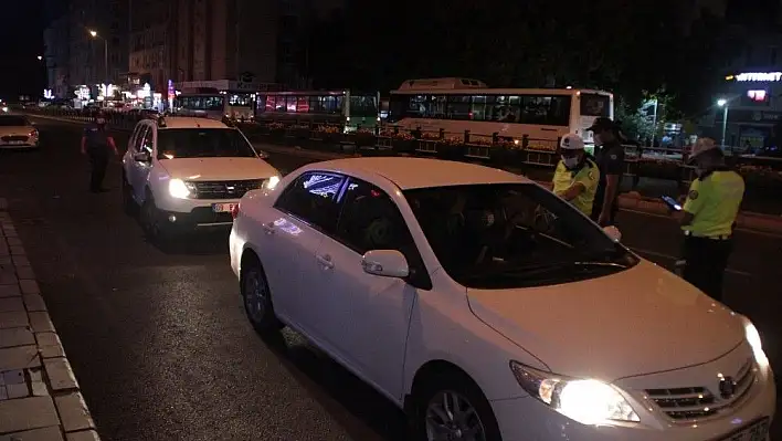 Maske takmayan vatandaştan ceza yazan polise tepki
