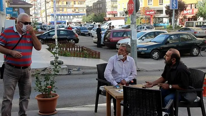 Maskeli vatandaştan çay içen vatandaşa tepki
