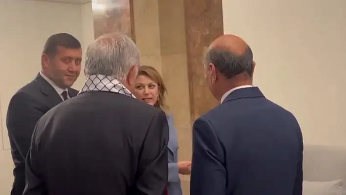 Meclis'te dikkat çeken anlar! CHP'li vekil bir anda Bahçeli'nin yanına doğru yöneldi, MHP'li Ersoy da o anlarla tanıklık etti