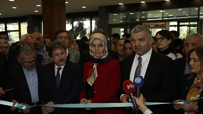 Meclis üyesinden kimsesizler yararına sergi